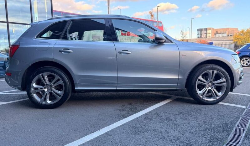 
								2011 Grey Audi Q5 full									