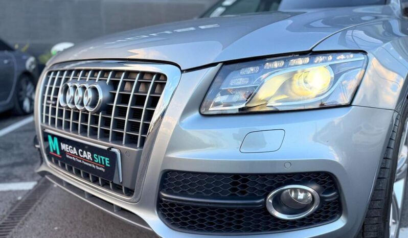 
								2011 Grey Audi Q5 full									