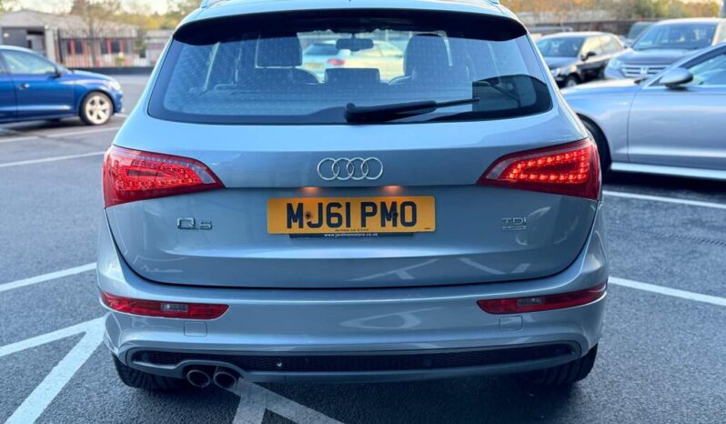 
								2011 Grey Audi Q5 full									