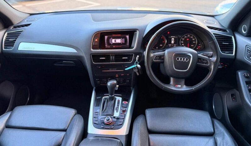 
								2011 Grey Audi Q5 full									