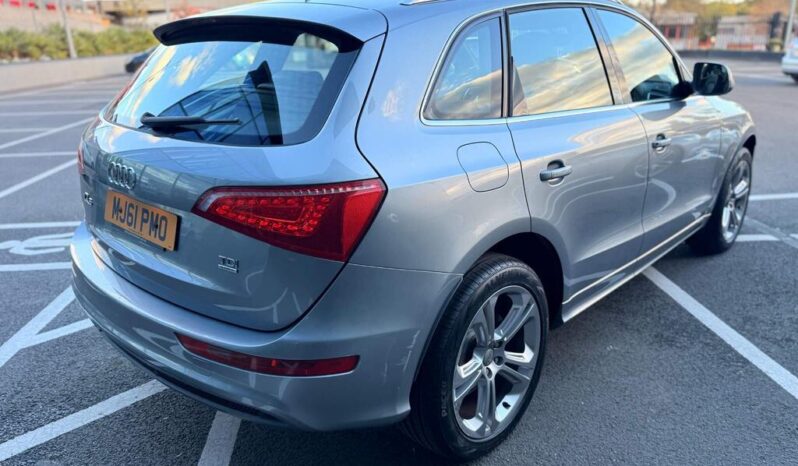 
								2011 Grey Audi Q5 full									