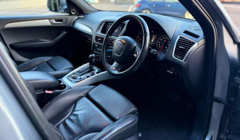 
								2011 Grey Audi Q5 full									