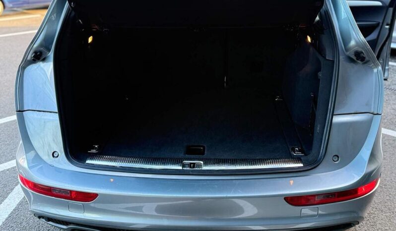 
								2011 Grey Audi Q5 full									